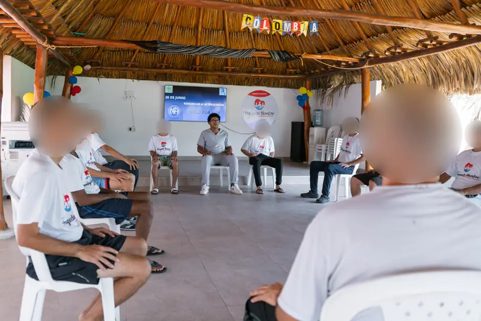 Encuentro en círculo bajo el bohío