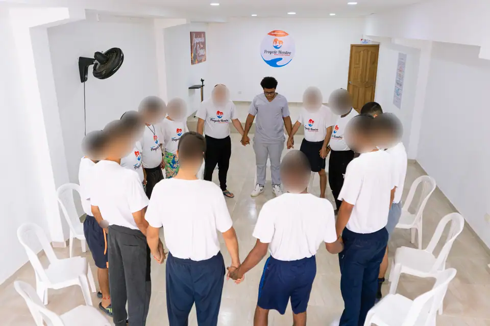 Círculo terapéutico de la comunidad, tomados de la mano