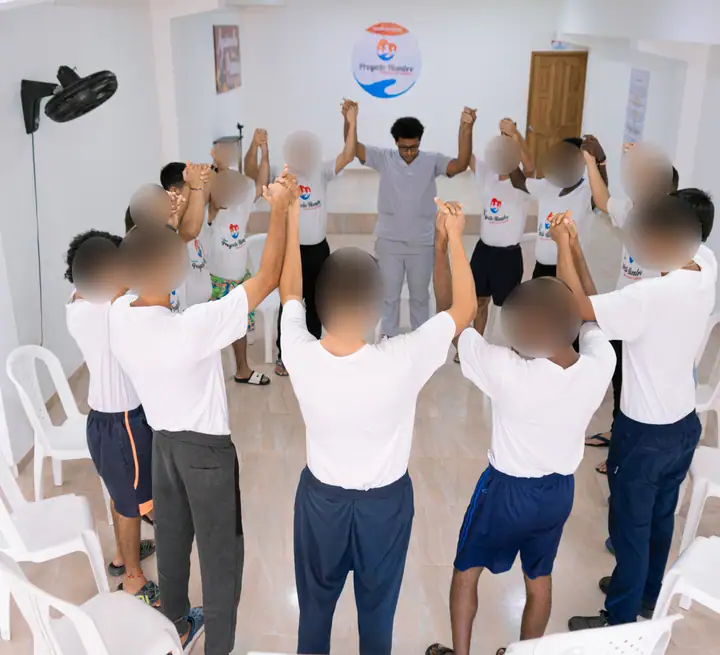 Círculo de la comunidad con las manos en alto