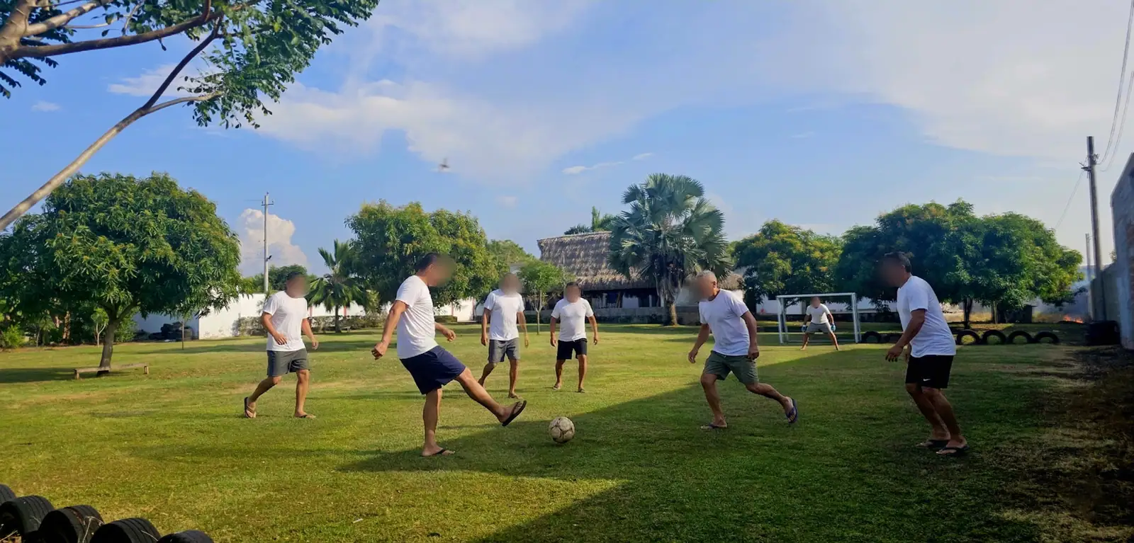 Partido de fútbol en la cancha de la sede