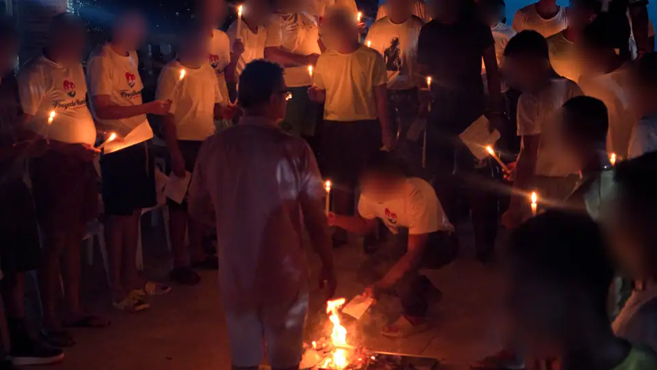 Ritual de liberación y perdón, de noche, con velas encendidas