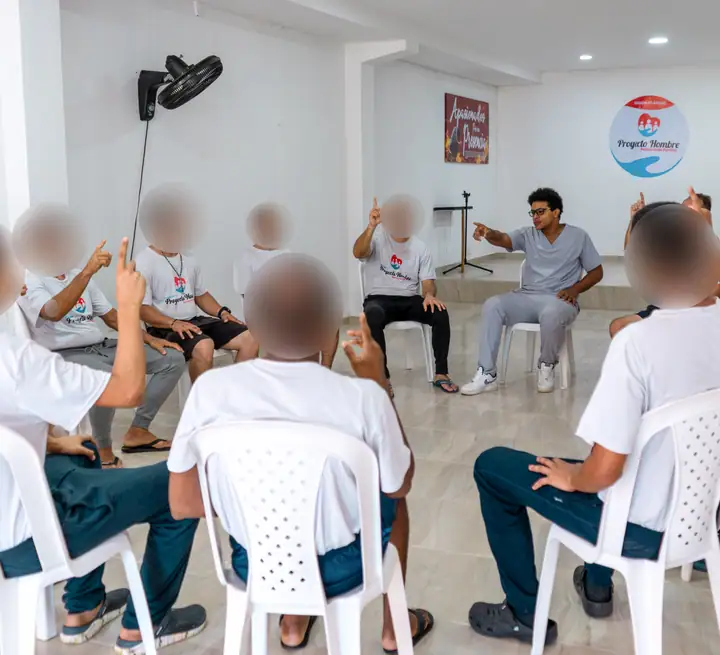 Sesión en grupo en el salón, sentados en círculo