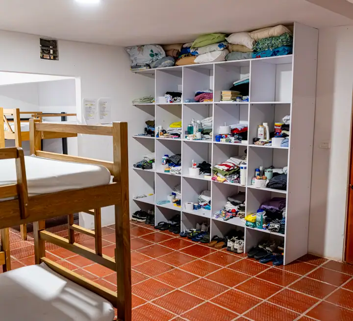 Armario con ropa y calzado junto a los camarotes