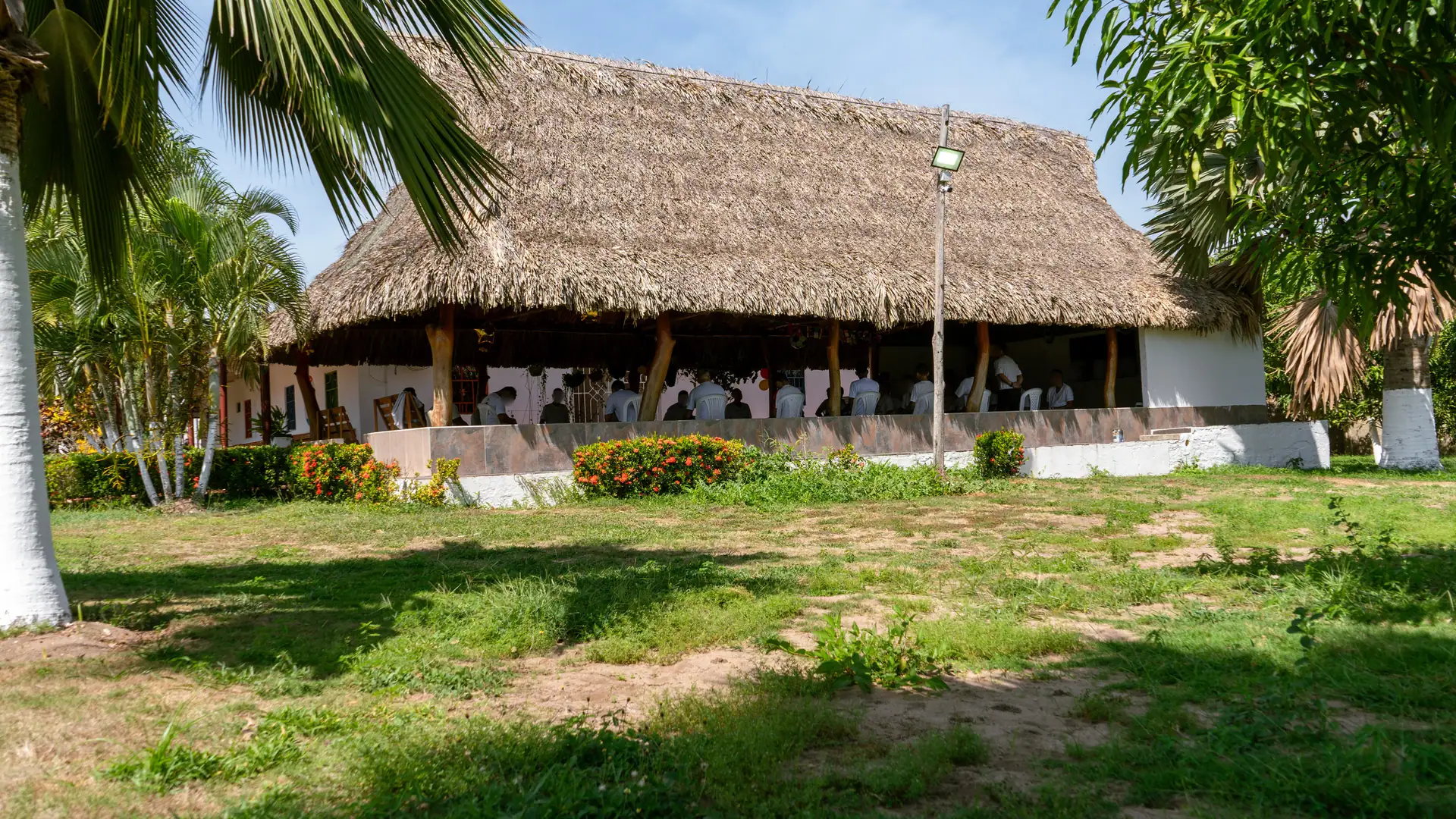 Kiosco bohío tradicional para actividades grupales