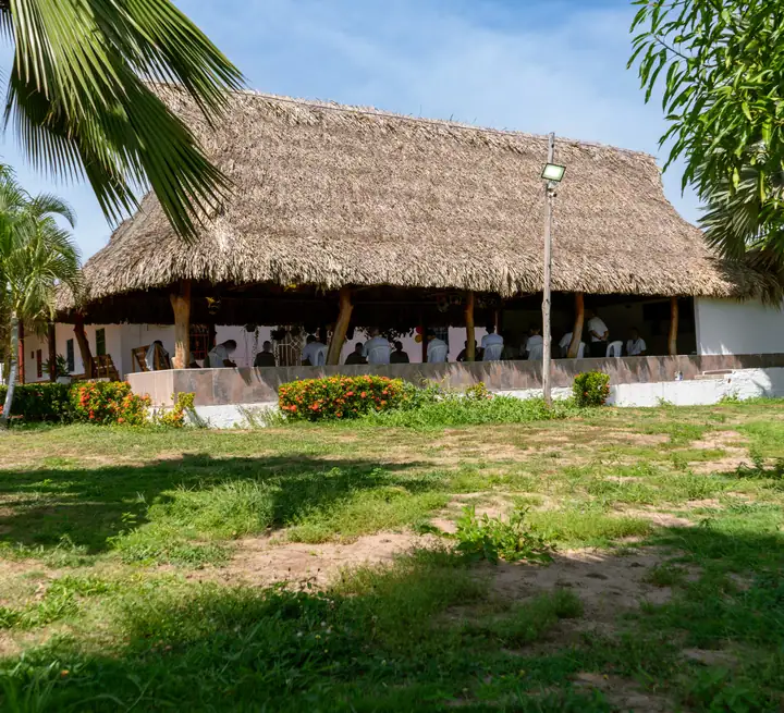 Kiosco bohío tradicional para actividades grupales
