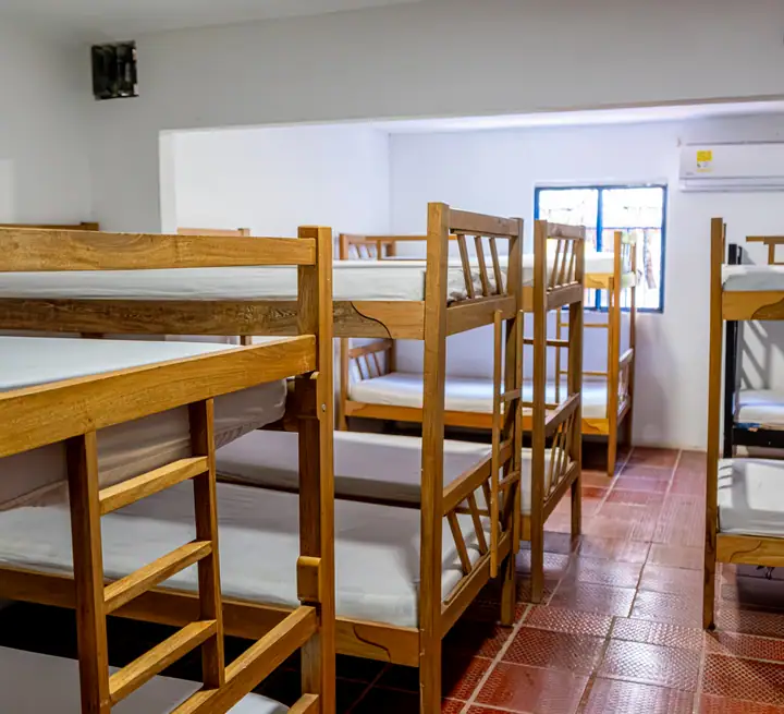 Camarotes de madera en una de las habitaciones