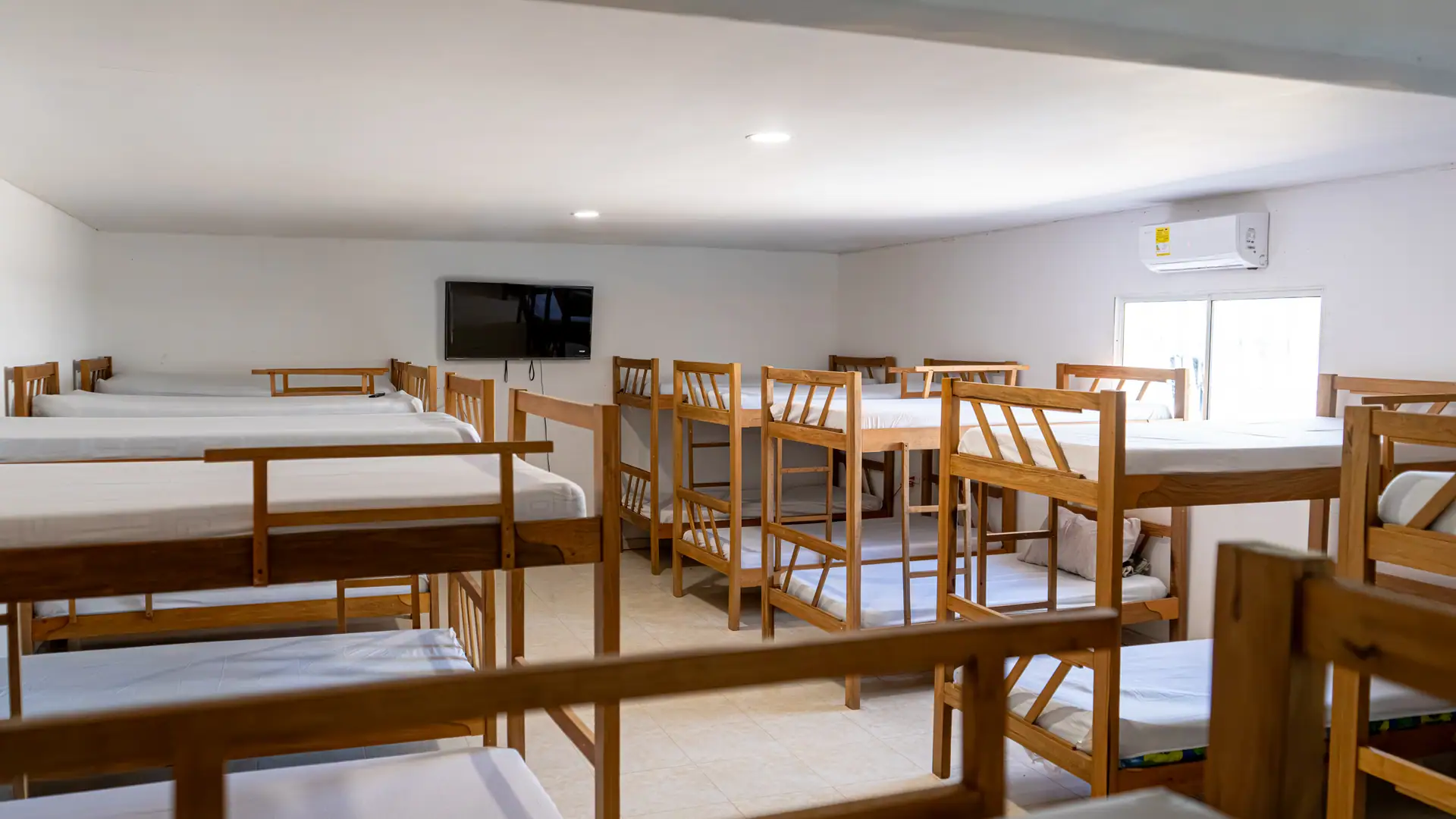 Dormitorio amplio con varias filas de camarotes
