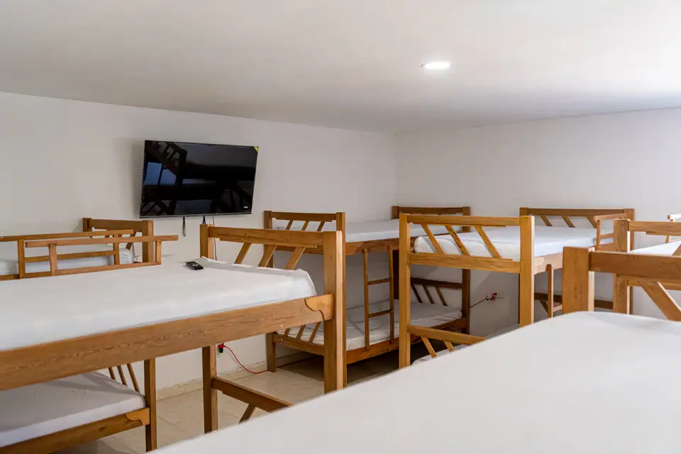 Dormitorio con camarotes, televisor y aire acondicionado