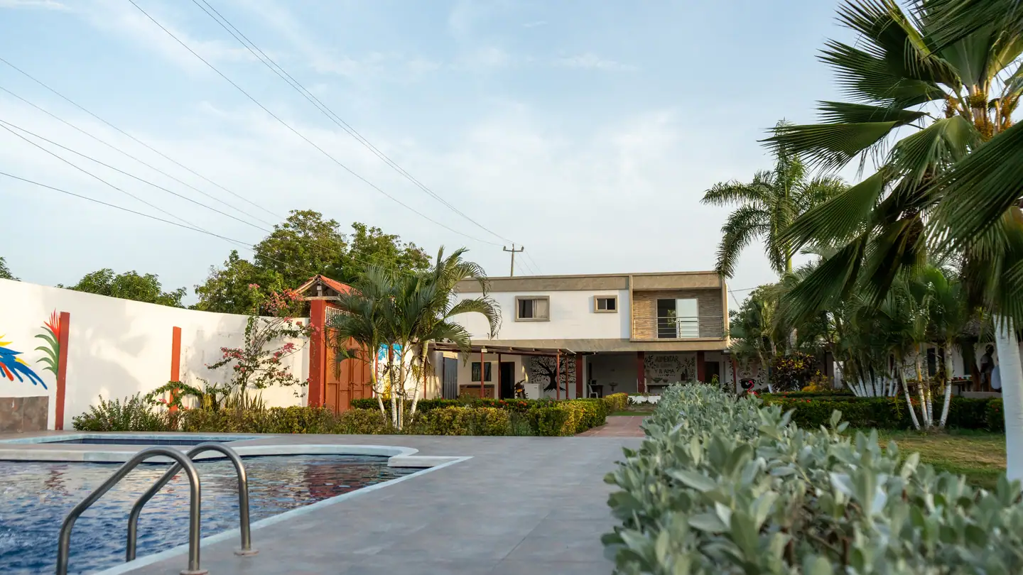 La sede en Sabanagrande: la casa principal, la piscina y las palmeras